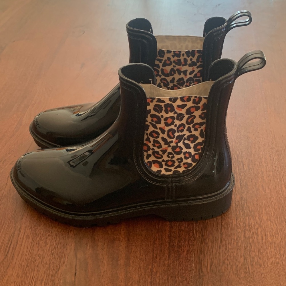 Black Patent Chelsea Rain Boots with Leopard Print, Sz 9